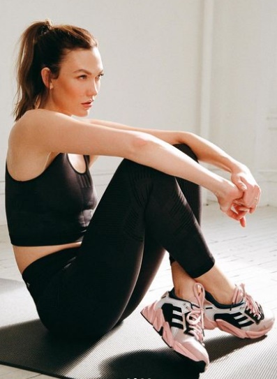 NoiDivatMagazin Sportruhazat 20150115 KarlieKloss